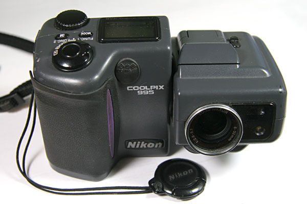 nikon_coolpix_995_with_lenscap_off