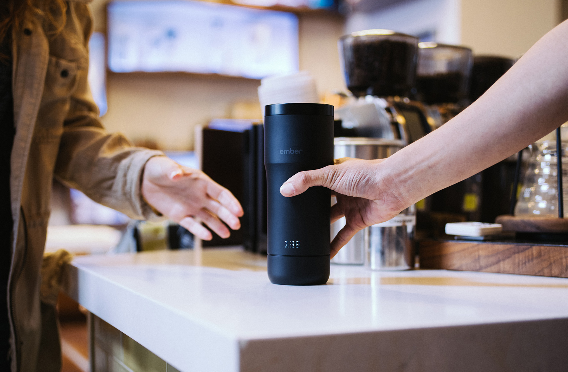 Starbucks презентираше паметна шоља за кафе