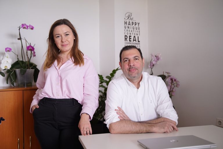Кованица од зборовите video и addict, Vidict e софтверска компанија која изработува софтвер за пренос на видеата преку интернет, и на своите клиенти им овозможува да заштедат на хостирање преку користењето на peer-to-peer технологија.
