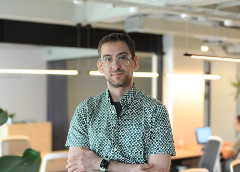 Коворкинг просторот The Hub, поддржан од Адева, работи скоро година, овозможувајќи им флексибилност на сите оние кои се во движење - фриленсерите, дигиталните номади, стартап тимовите, како и сите оние кои сакаат привремена промена на работното секојдневие.