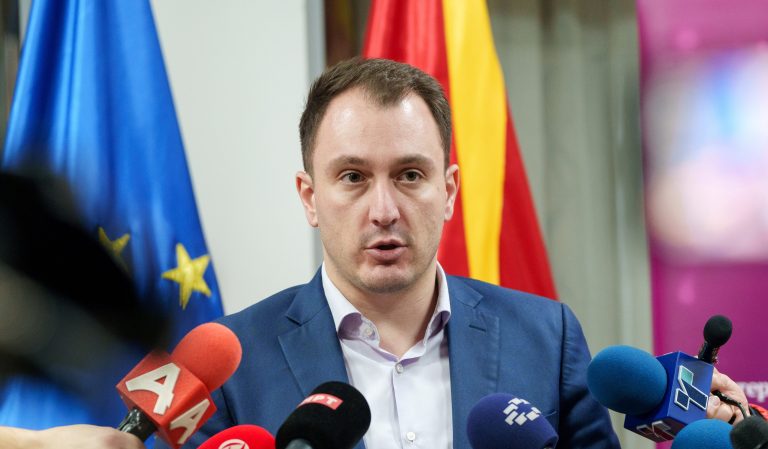 Во интервју за ИТ.мк, министерот Стефан Андоновски зборува за тоа ќе значат проектите како националниот систем за управување со документи, мобилната апликација за дигитален паричник, новата стратегија за сајбер безбедност, како Македонија гледа на вештачката интелигенција, и многу повеќе.