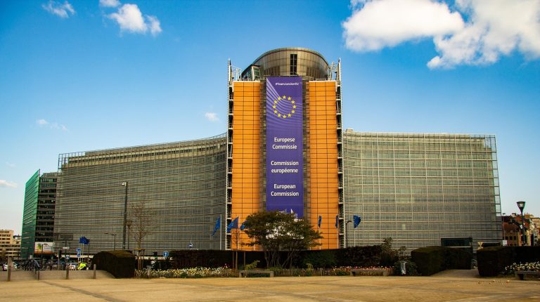 За да се намали бирократската тежина, Европската комисија размислува за поедноставување на правилата во врска со поставувањето и управувањето со корисничките преференции за колачиња на веб-страниците.