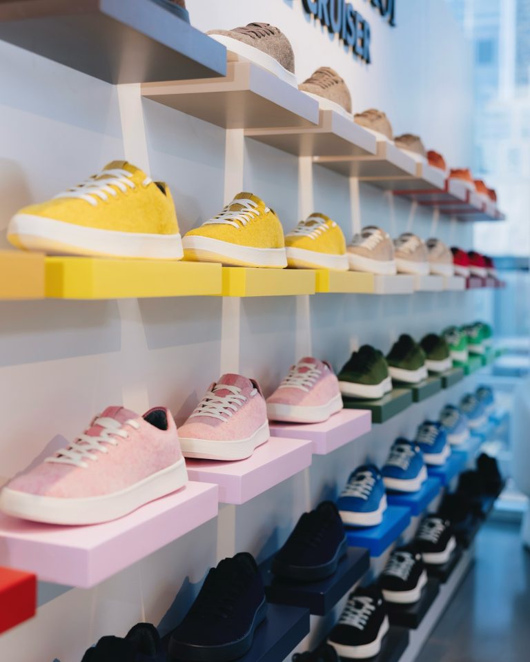 Компанијата Allbirds, која ја револуционизираше индустријата за патики со своите одржливи модели од мерино волна и еукалиптус, објави радикален пресврт.