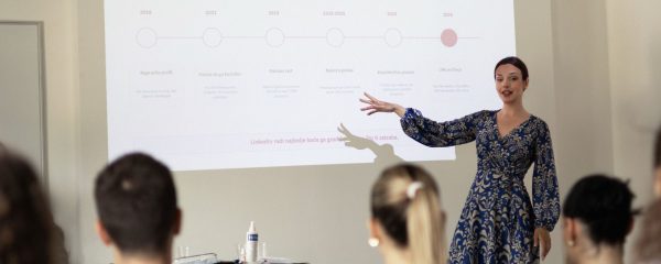 Во време кога вештачката интелигенција (ВИ) драматично ги намалува бариерите за создавање софтвер, прашањето повеќе не е само кој може да изгради подобар производ, туку кој знае како да стигне до вистинските корисници. 