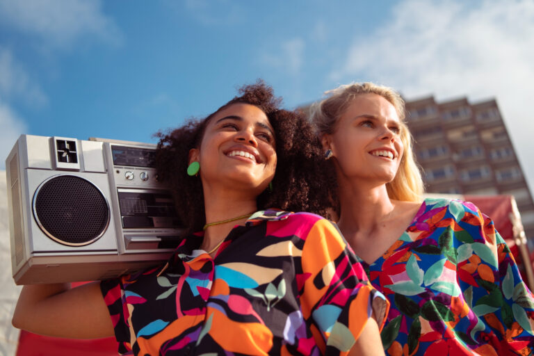 Откријте како трендот „80s look“ на Instagram користи ChatGPT за визуелна трансформација и поврзување со минатото.
